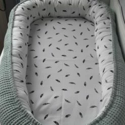 Mab Babynestje - Oud Groen - Wit Met Zwarte Veertjes