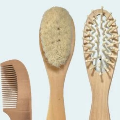 Nowí® Kids Baby Borstel En Kam | Natuurlijk Zacht Geitenhaar Haarborstel Set Van Hout | Origineel Kraamcadeau Voor Babyshower Of Kraamvisite | Geboorte Kraamcadeau Voor Jongen En Meisje | Inclusief Houten Hoofdmassage Borstel & Houten Kam -Baby's Only 540x840 1