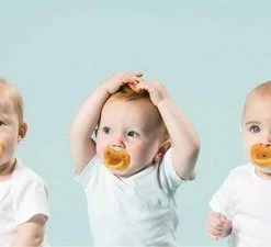 HEVEA Fopspeen Orthodontisch Classic" - 3-36 Maanden - 100% Natuurrubber - Ster & Maan -Baby's Only 550x225