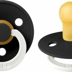 BIBS Fopspeen Maat 1 0-6 Maanden Glow Black & Glow Dark Oak - Natuurrubber Baby Speen 2 Stuks Glow In The Dark -Baby's Only 550x297 1