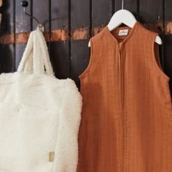 Jollein Baby Slaapzak Hydrofiel 110cm - Caramel -Baby's Only 550x367 17