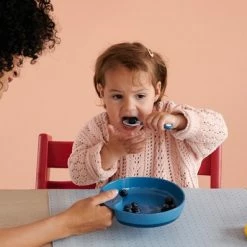 Mepal Mio – Babyservies 3-delig – Bestaat Uit Een Oefenbord, Antilekbeker En Oefenlepel – Flowers & Butterflies – Licht In Gewicht – Kan Tegen Een Stootje -Baby's Only 550x398 1