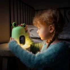 Bigben Kinderwekker Met Geluidseffecten - Nachtlamp - Trevor De Kikker 14 Bigben Kinderwekker Met Geluidseffecten - Nachtlamp - Trevor De Kikker -Baby's Only 550x402 5