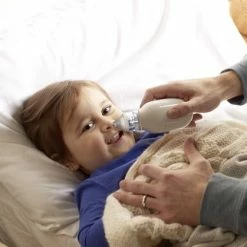 Braun Elektrische Neusreiniger BNA100EU + Reinigingsdoek - Aspirator - Snotzuiger Verkoude Baby - Snoetsenpoetsers - Neuspeer - Baby En Kind Neusreiniger - 2 Herbruikbare Opzetstukken - 2 Zuigstanden - Vaatwasserbestendig - Stressvrije Oplossing -Baby's Only 550x419 1