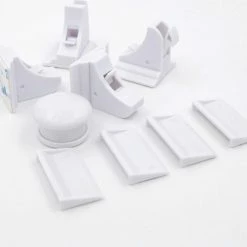 Monte Golia 10 Magneet Kindersloten + 2 Magneet Sleutels - Kinderslot Kastjes - Kinderslot Met 3M Tape -Baby's Only 550x452