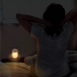 Merkloos LED-nachtlampje - Stopcontact - Plug-in - Nachtlampje Met Dag/Nacht Sensor - Werkt Op Stroom - Warmlicht - Voor In De Baby/Kinderkamer -Baby's Only 550x476 4