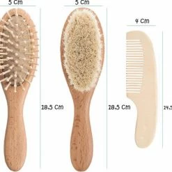 Nowí® Kids Baby Borstel En Kam | Natuurlijk Zacht Geitenhaar Haarborstel Set Van Hout | Origineel Kraamcadeau Voor Babyshower Of Kraamvisite | Geboorte Kraamcadeau Voor Jongen En Meisje | Inclusief Houten Hoofdmassage Borstel & Houten Kam -Baby's Only 550x497 1