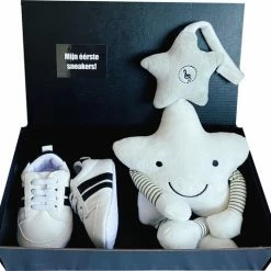 Handmade Kraamcadeau Jongen - Kraamkado Jongen Met Sneakers, Knuffel Met Muziek En Speelgeluid - Rammelaar - Zwangerschap Cadeau - Een Coole Baby Is Geboren - Rechtstreeks Versturen Met Kaart Ook Mogelijk