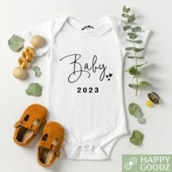 Merkloos Happy Goodz Baby Romper WIT 2023 - Zwangerschapsaankondiging
