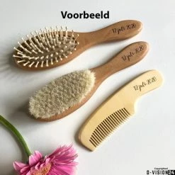 Nowí® Kids Baby Borstel En Kam | Natuurlijk Zacht Geitenhaar Haarborstel Set Van Hout | Origineel Kraamcadeau Voor Babyshower Of Kraamvisite | Geboorte Kraamcadeau Voor Jongen En Meisje | Inclusief Houten Hoofdmassage Borstel & Houten Kam -Baby's Only 550x550 329