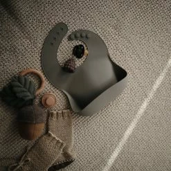 Mushie Siliconen Baby Slabbetje Met Opvangbakje |Cambridge Blue | BPA Ftalaatvrij| Afwasbaar -Baby's Only 550x550 441