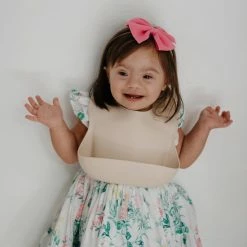 Mushie Siliconen Baby Slabbetje Met Opvangbakje |Cambridge Blue | BPA Ftalaatvrij| Afwasbaar -Baby's Only 550x550 447