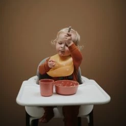 Mushie Siliconen Baby Slabbetje Met Opvangbakje |Cambridge Blue | BPA Ftalaatvrij| Afwasbaar -Baby's Only 550x550 448