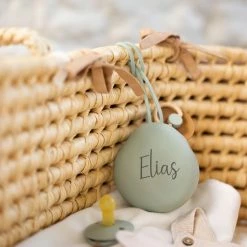 J. Born J. Børn Siliconen Speenhouder - Sage - Optionele Personalisatie - BPA-VRIJ Veiligyacce Praktisch En Stijlvol - Geschikt Vanaf De Geboorte - Gepersonaliseerd Babyaccessoire