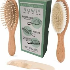 Nowí® Kids Baby Borstel En Kam | Natuurlijk Zacht Geitenhaar Haarborstel Set Van Hout | Origineel Kraamcadeau Voor Babyshower Of Kraamvisite | Geboorte Kraamcadeau Voor Jongen En Meisje | Inclusief Houten Hoofdmassage Borstel & Houten Kam -Baby's Only 550x586