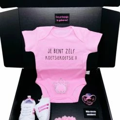 Handgemaakt Kraamcadeau Meisje- Kraamkado - Kraampakket - Koetsiekoetsie - 2 Maten -babyshower - Baby Sneakers - Rechtstreeks Versturen Met Kaart Ook Mogelijk