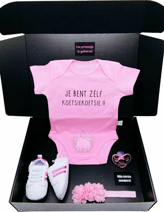 Handgemaakt Kraamcadeau Meisje- Kraamkado - Kraampakket - Koetsiekoetsie - 2 Maten -babyshower - Baby Sneakers - Rechtstreeks Versturen Met Kaart Ook Mogelijk 1 Handgemaakt Kraamcadeau Meisje- Kraamkado - Kraampakket - Koetsiekoetsie - 2 Maten -babyshower - Baby Sneakers - Rechtstreeks Versturen Met Kaart Ook Mogelijk